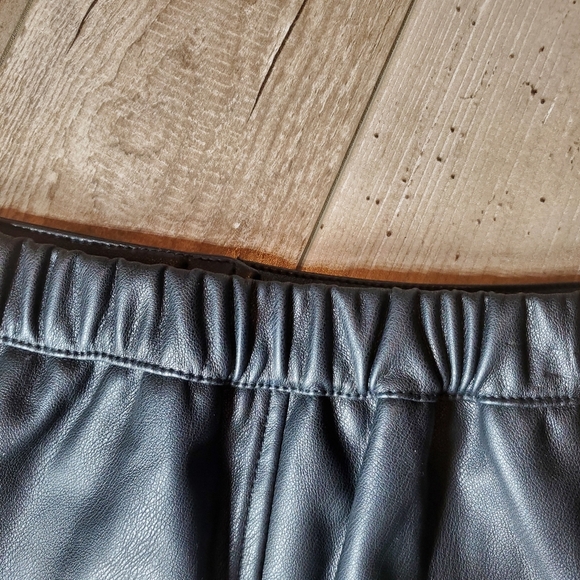 Forever 21 Black Vegan Leather Girls Mini Skirt Size 9/10 NWOT - Picture 7 of 12